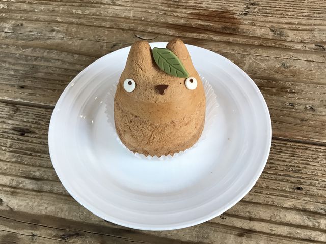 【白髭のシュークリーム工房】ちょっと上から撮るとキョトンとした感じ_白髭のシュークリーム工房