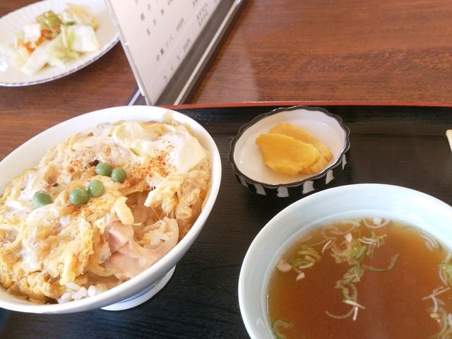 親子丼です。奥は、見にくいですが、サービスの白菜の漬物です。
_いろは食堂