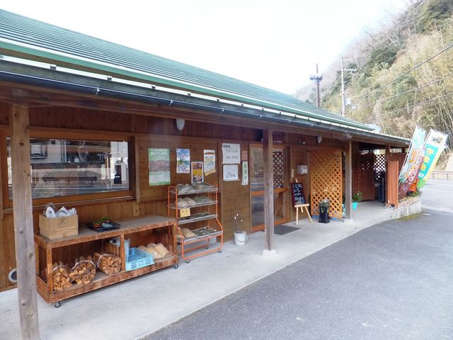 お茶を使った食品はもちろん、薪やら苗などいろんな物が並んでいます。_南山城村農林産物直売所