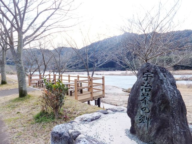 すぐ近くに木津川河畔があり、記念写真用のお立ち台があります。_南山城村農林産物直売所