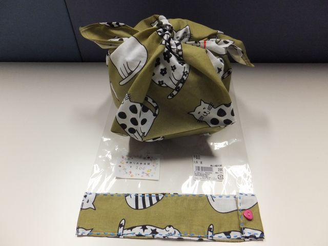 お弁当を包むとこんな感じ。お箸入れも付いていました。_南山城村農林産物直売所
