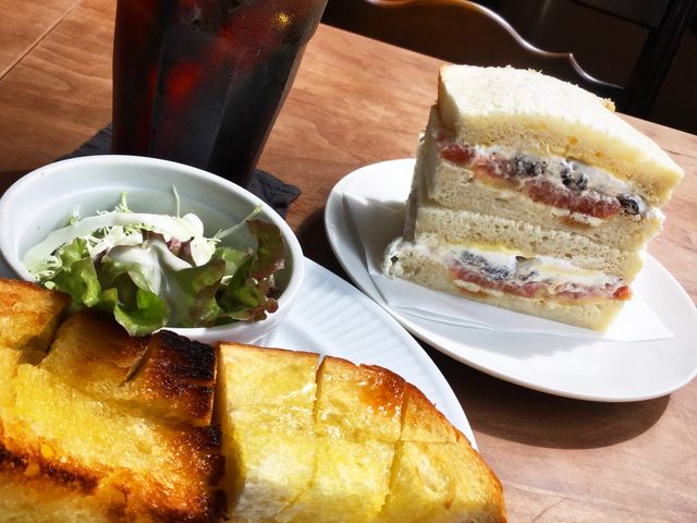 はちみつバタートーストのモーニングにはサラダもついてくる!大満足の朝ご飯になりました!_Cafe BC