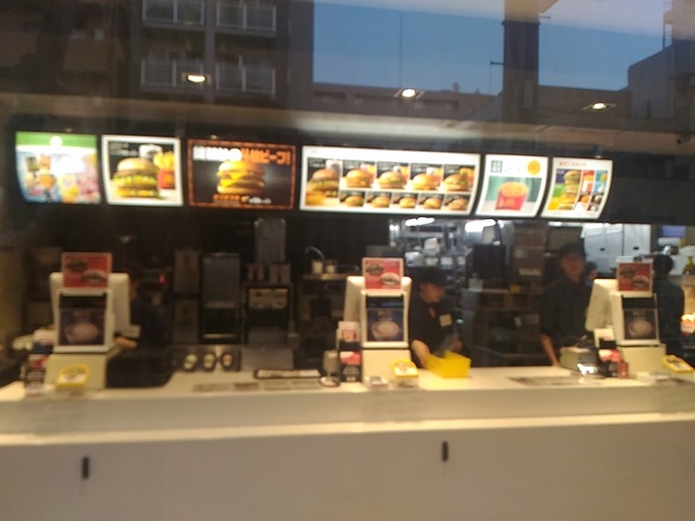 カウンター_マクドナルド明治通り尾久店