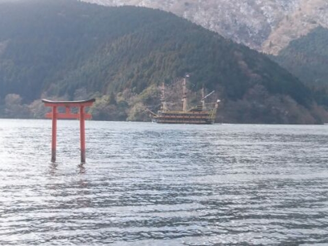 赤鳥居と遊覧船_九頭龍神社
