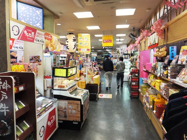 店内の様子:中央奥がフードコート_桂川パーキングエリア(上り線)