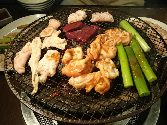 炭火でホルモンを焼いてるとこ_炭火焼肉 大手門