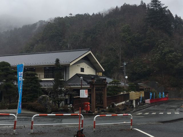 山の中にたたずむ満願の湯。_満願の湯