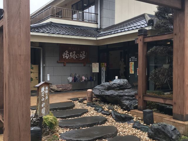 庭園風の入り口。温泉の期待感が高まります。_満願の湯