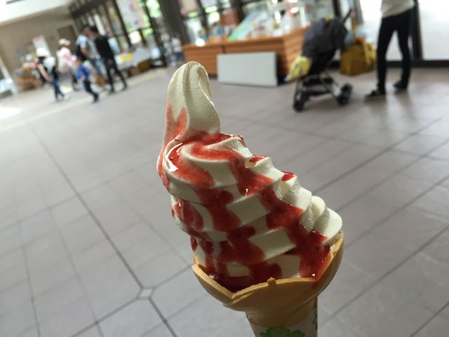曲がってます_さとらんど まきば売店