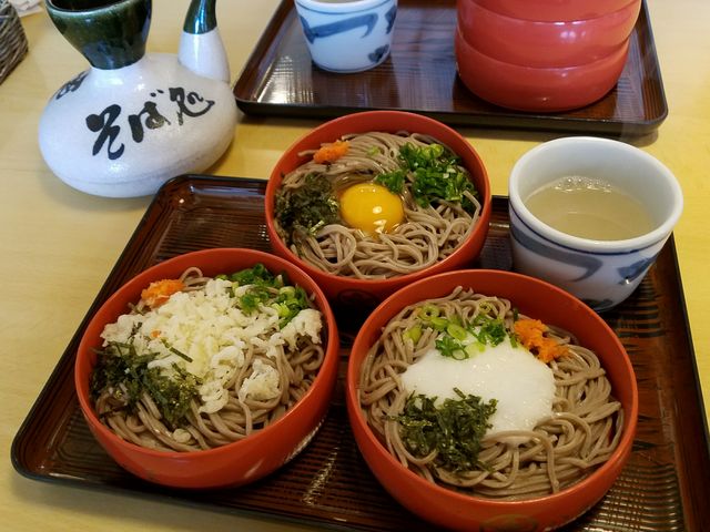 一つ一つの皿は小降りで、丁度良いお蕎麦の量でした。コシのある細麺で食べやすく美味しかったです。_八雲 本店