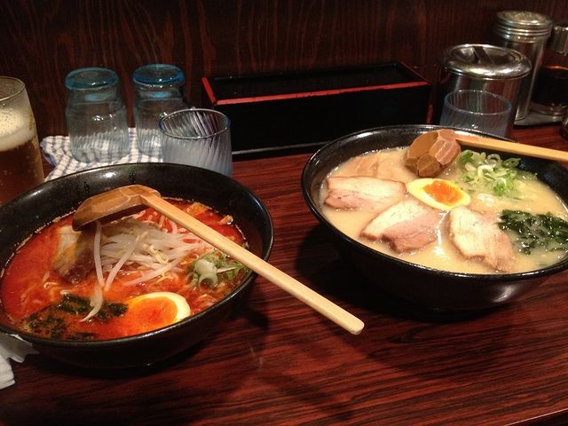 辛くて濃厚な、四川ラーメンを食した!!同僚は、白湯ラーメン!_本郷亭 名駅店