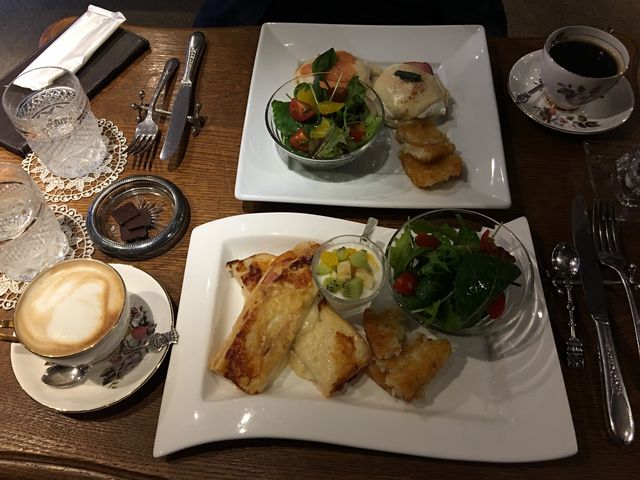 ブレイクファーストにはドリンク付き。チョコもついてきました。_MARIE BELLE
