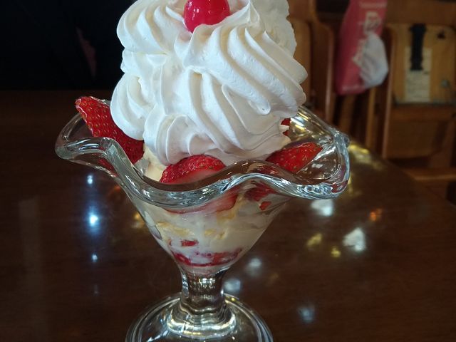いちごのパフェ。
こんもり!_チロル