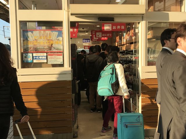 混雑します_デリカ ステーション 新横浜駅 新幹線のりば(東口)・東乗換口改札内コンコース店