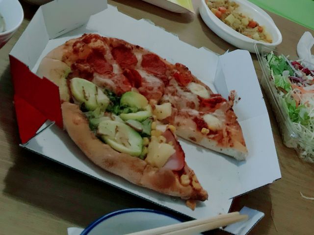 一切れたべてますが…_宅配ピザのドミノ・ピザ 箱崎店(Domino’s)