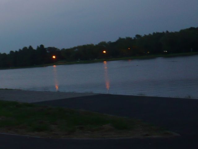 池の前にあります。_涼亭