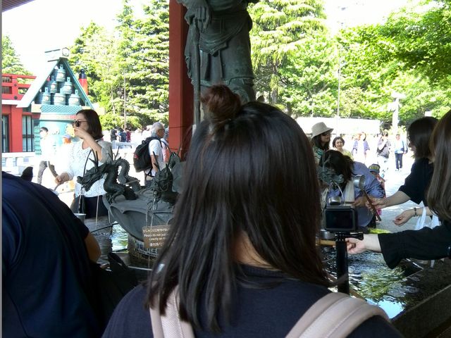 浅草寺本堂すぐ手前、右にある手水舎_浅草寺 手水舎