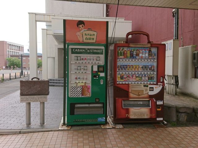 左がカバン自販機です。_カバンストリート