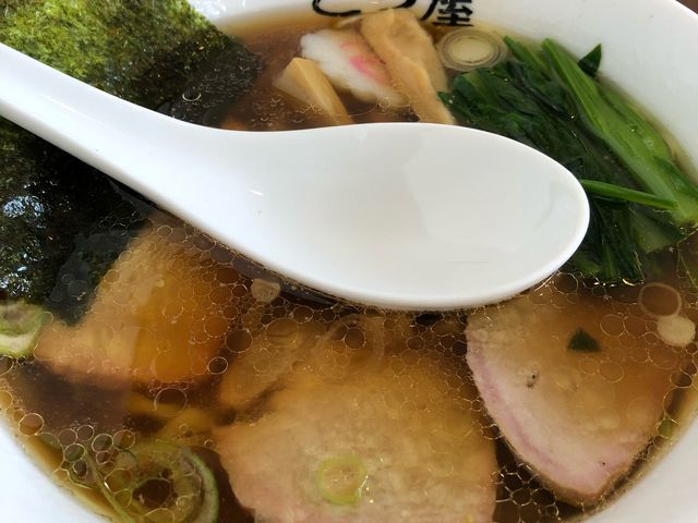 手打ち麺で食べやすい太さの麺です。_手打中華 とら屋