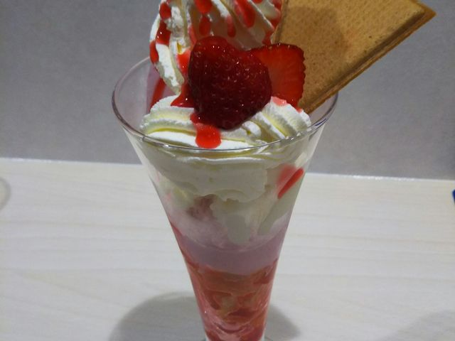 イチゴパフェ_雪印パーラー 新千歳空港店