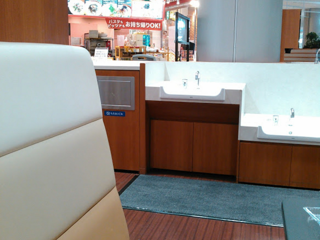 フードコートの手洗い場_イオンモール名古屋茶屋