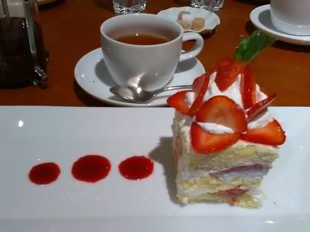 形もおしゃれなショートケーキ_トゥ・ザ・ハーブズ 市ヶ谷店