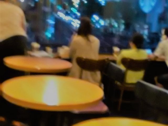窓際は一面大きな鏡です_スターバックス・コーヒー 市ヶ谷駅前店