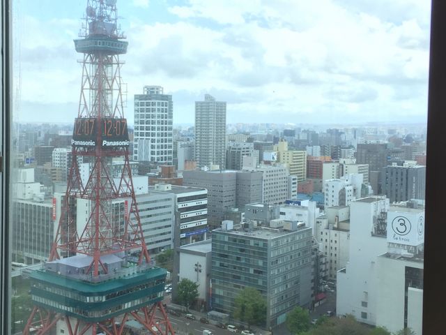 テレビ塔はすぐ近く、札幌ドームも見えます_RESTAURANT ライラック