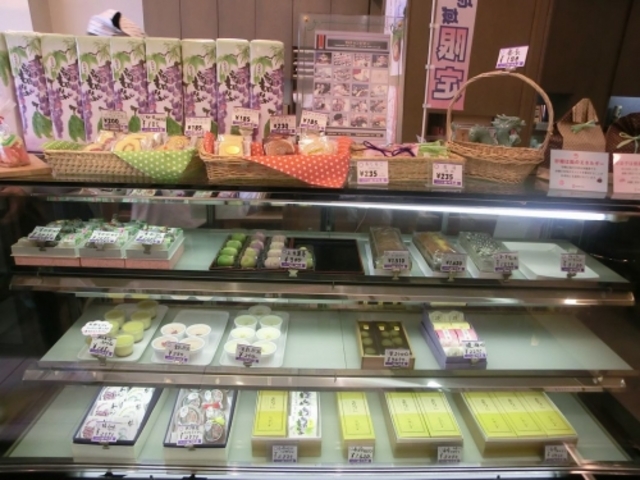 店内ショーケース_御菓子司 かつら屋