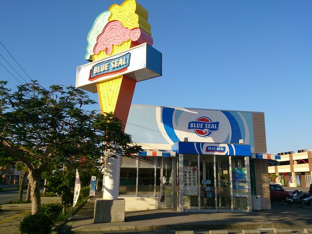 沖縄らしい店舗デザインとさっぱりしたフレーバー_ブルーシール 豊崎店