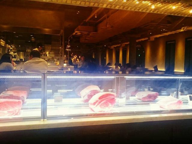 入口近くのケース_ビーフTOKYO新宿三丁目店