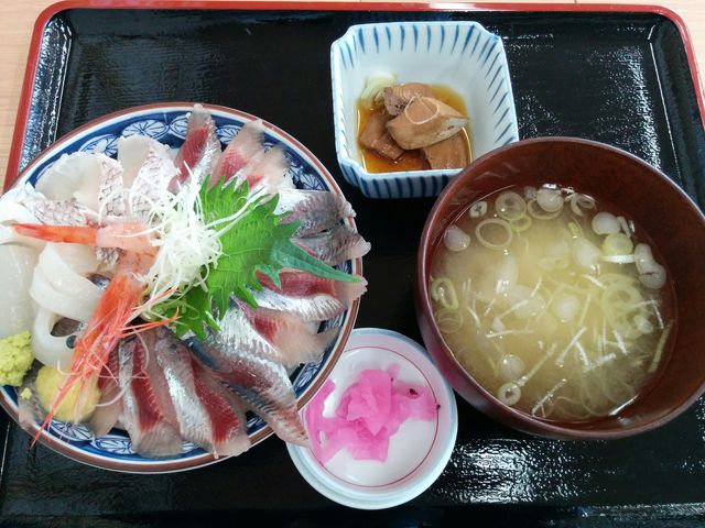 氷見浜丼。練り物入りの味噌汁、小鉢、漬物付き。_氷見魚市場食堂 海寶