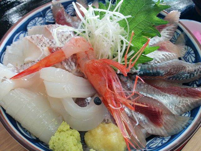 この日はイワシ、スルメイカ、鯛の三種でした。_氷見魚市場食堂 海寶