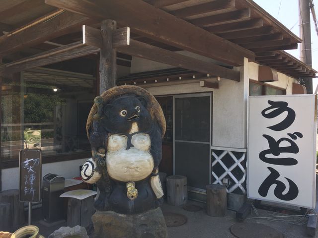 たぬきがお出迎えです。_もり陣