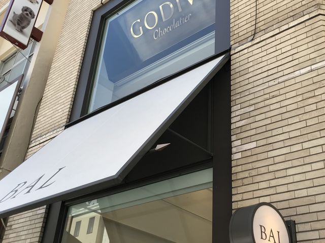 ゴディバが目印。無印も入っていて広々としてます。_神戸BAL