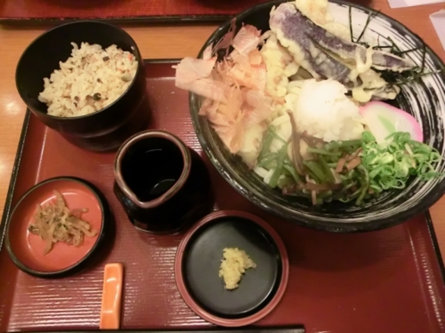 サービス定食。ぶっかけうどん+かやくごはん。_杵屋金剛東店