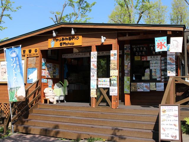 一方通行で注文口と受け取り口が違います_旭山動物園 野外ステージ横ファーストフード