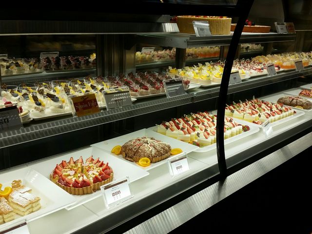 ケーキのショーケースです_LUXE DINING HAPUNA(リュクスダイニング ハプナ)