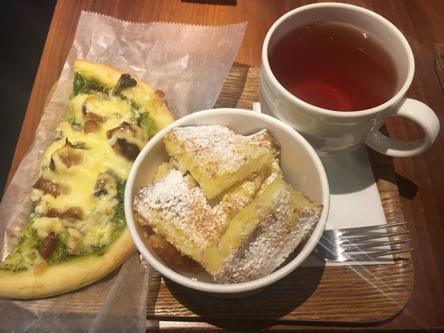 ピザとフレンチトースト_エディーズ・ブレッドカフェ池袋