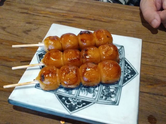 店頭で買い、歩きながら食べる人も_甘味茶房かすが