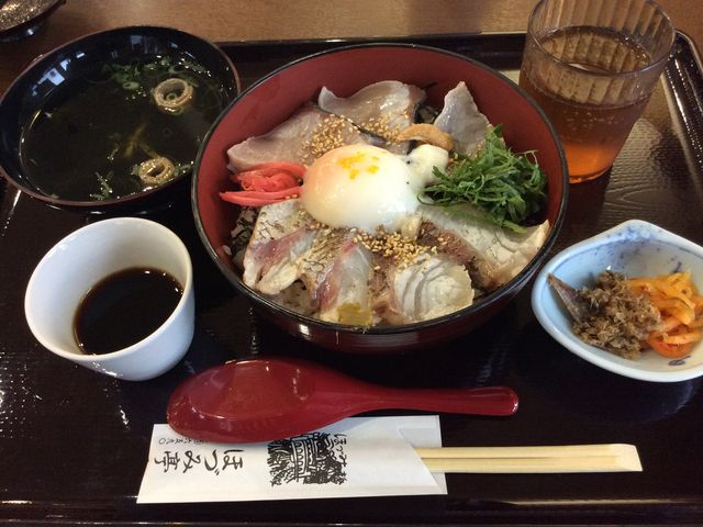ブリと鯛の炙り二色丼_うわじま きさいや広場