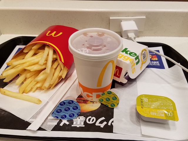 電源席もあります。_マクドナルド 銀座アイタワー店