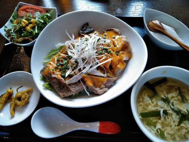 ボリューミーなステーキ丼1280円。デザートが美味です_三里屯