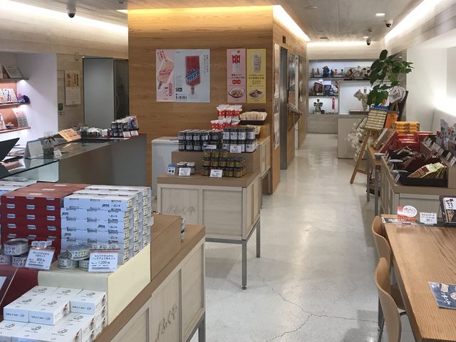 清潔感あふれる店内_味の明太子 ふくや 本店