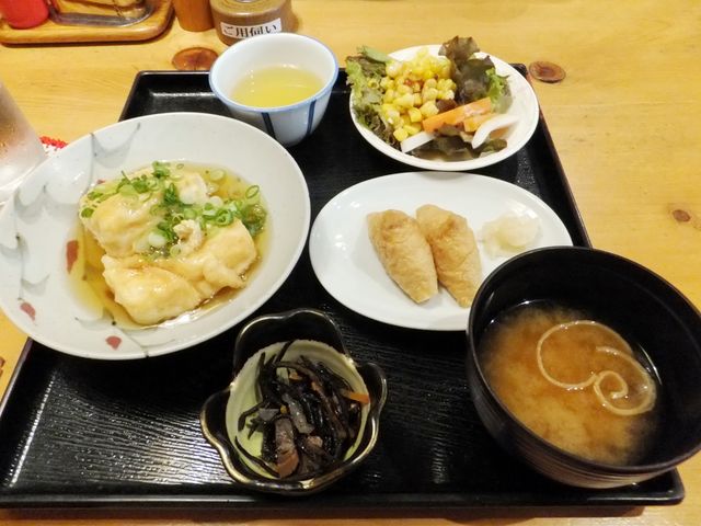 日替わりランチ:サラダバー付で700円はうれしい。_サンピア伊賀