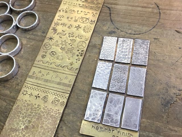 指輪表面をどんな柄にするかや、印の組み合わせなど見本がありました!_坂田制作室