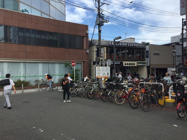 駐輪所の奥です。_エクセルシオール カフェ 鎌倉東口店