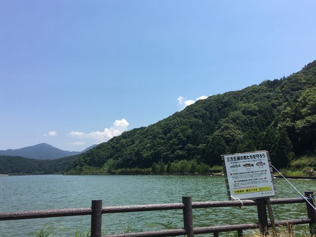 水月湖。この辺りでは釣りを楽しむ方々の姿も見かけました。_水月湖