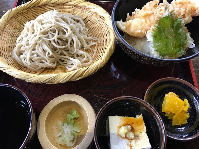 セットにはお豆腐や漬物も付いてます。_そば丸
