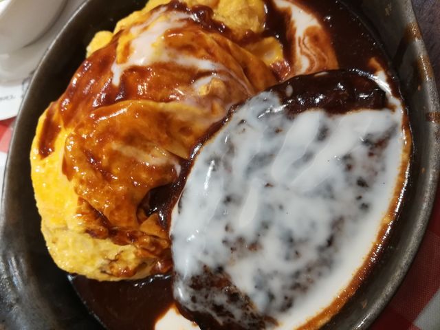 デミグラスソースのかかったオムライス&ハンバーグプレート_ラケル新百合丘OPA店